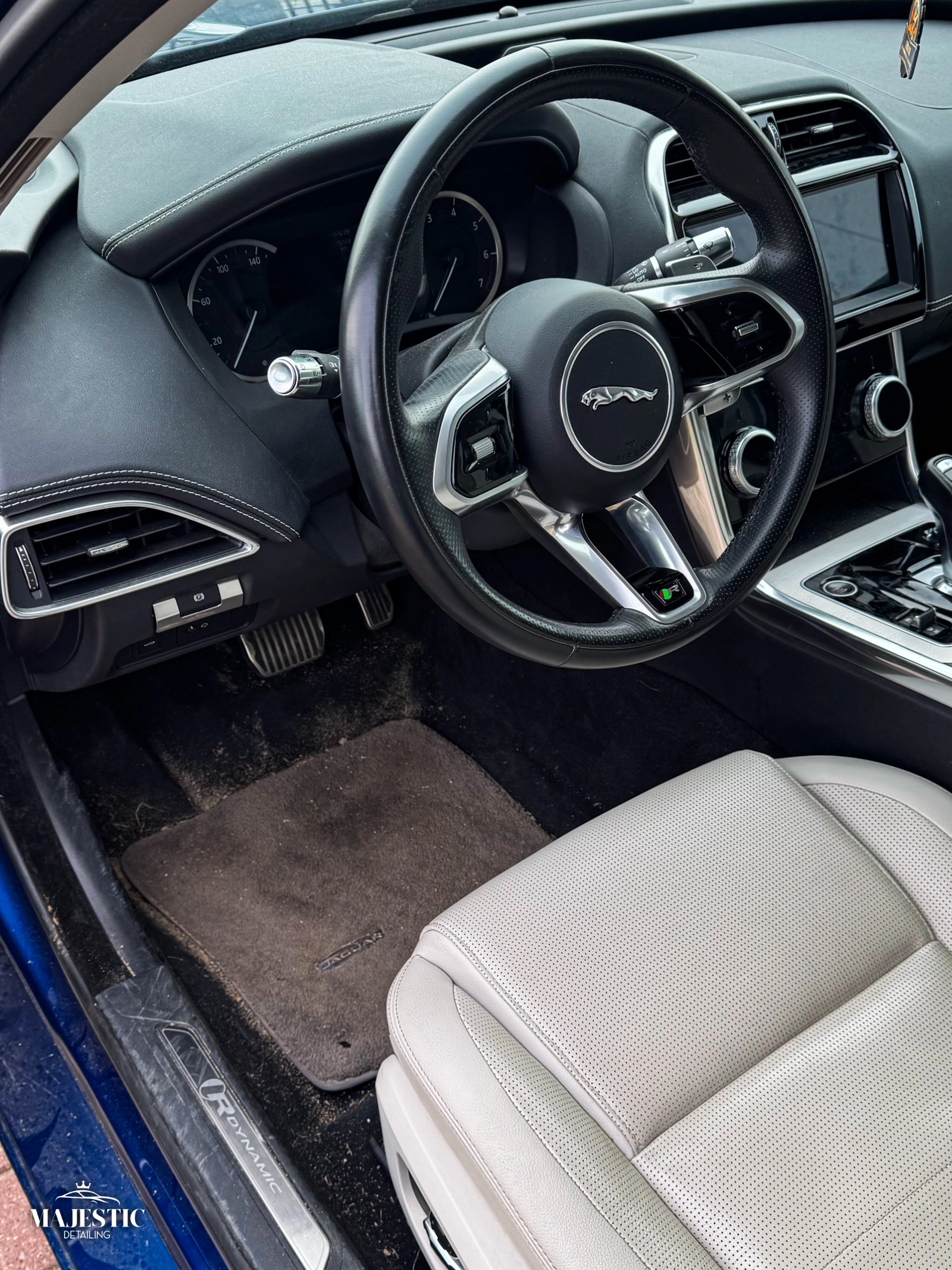 Przed - Detailing wnętrza Toyota RAV4